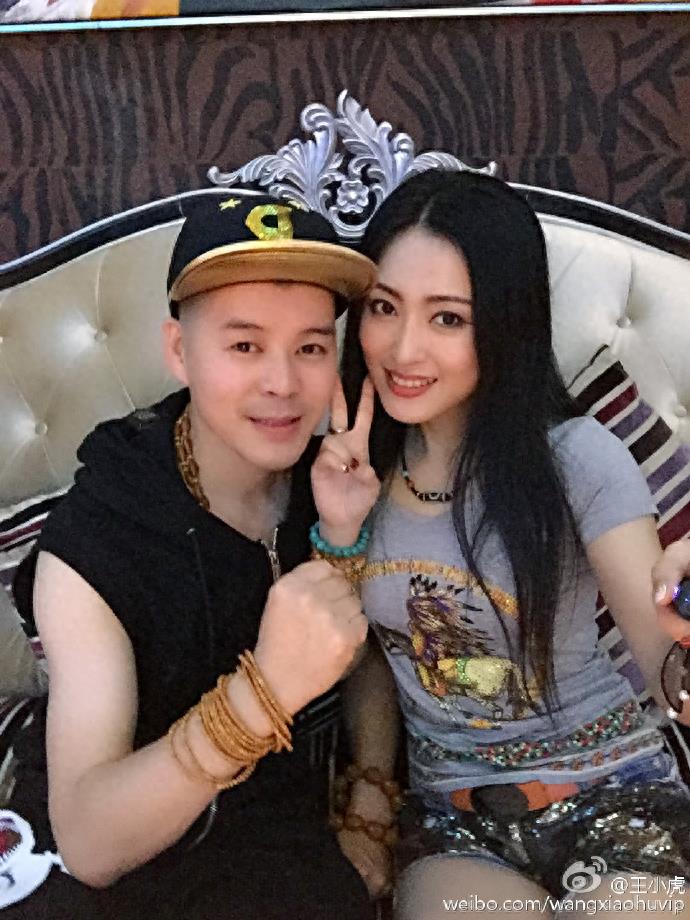 43岁王小虎全家近照，与小自己七岁的她成婚，如今家庭幸福美满